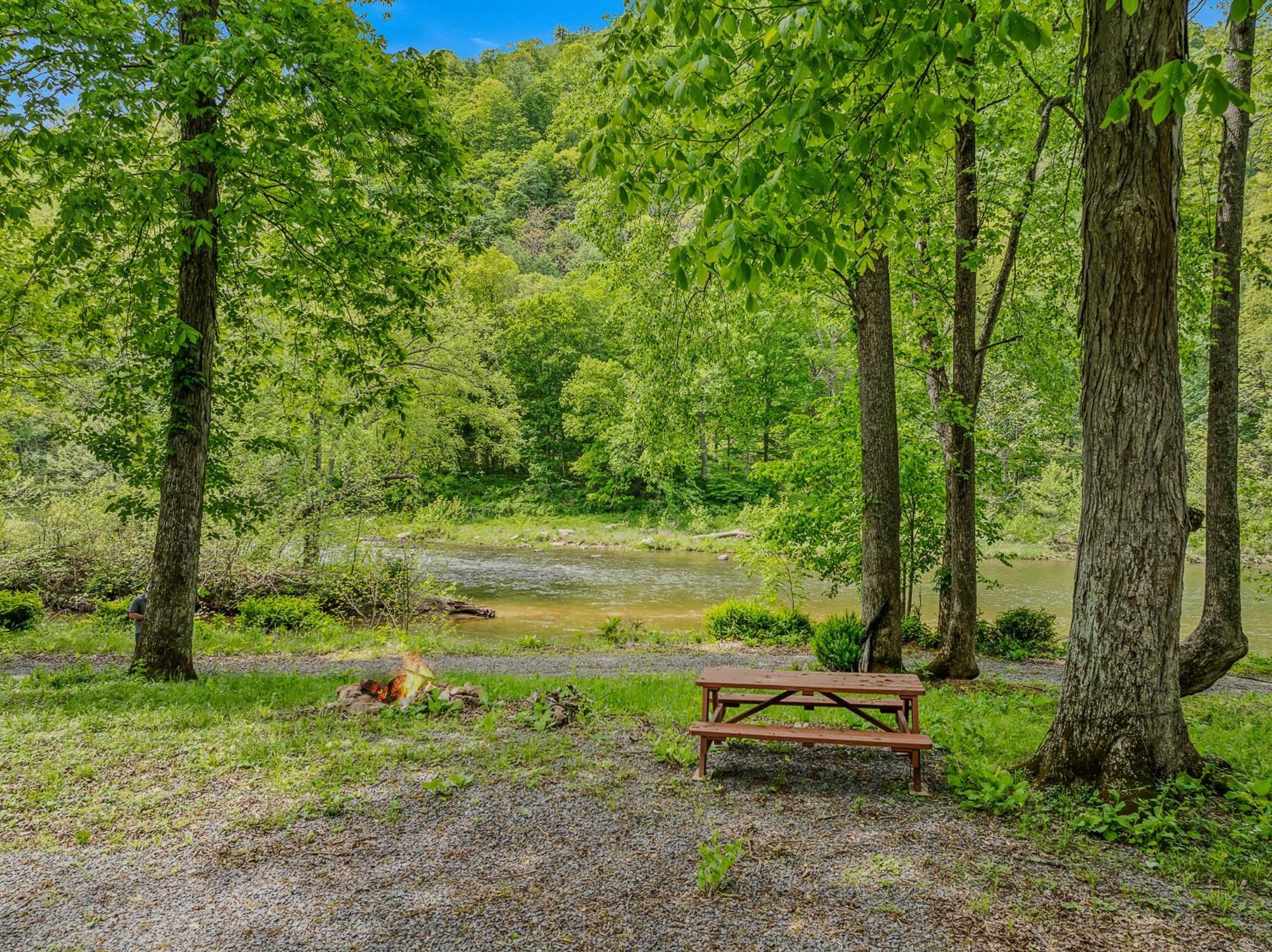 River Walk Cottage - Hot Tub - Pet Friendly - Swing - Screen Porch - River Access - Fire Pit - Wifi - Grill - Deck - King Bed Great Cacapon Exterior foto