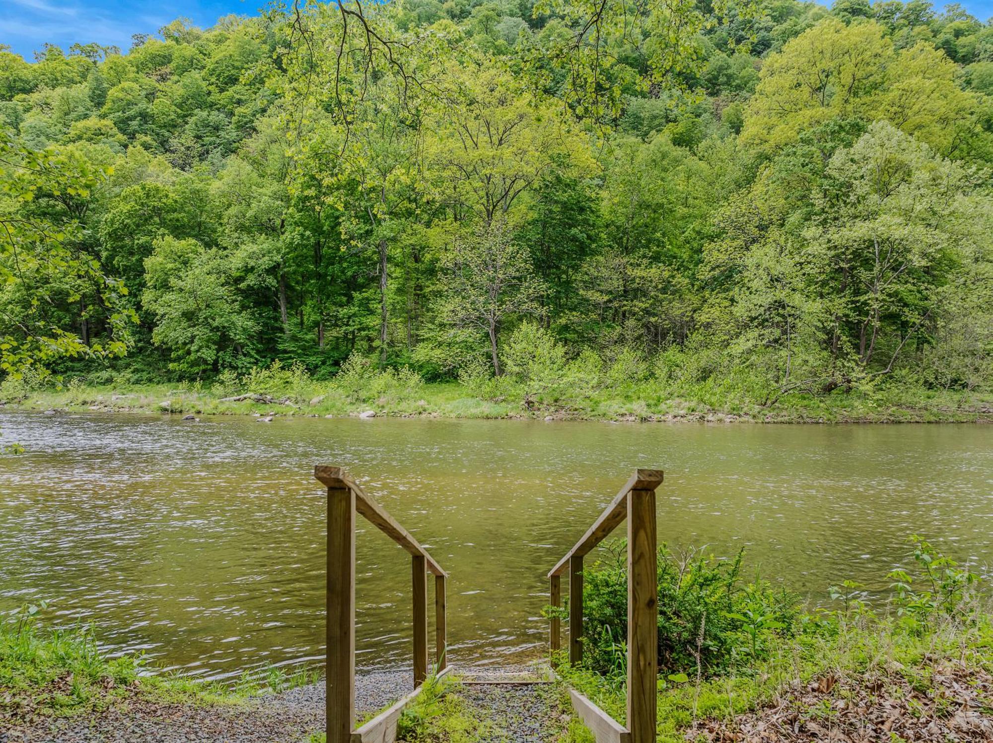 River Walk Cottage - Hot Tub - Pet Friendly - Swing - Screen Porch - River Access - Fire Pit - Wifi - Grill - Deck - King Bed Great Cacapon Exterior foto