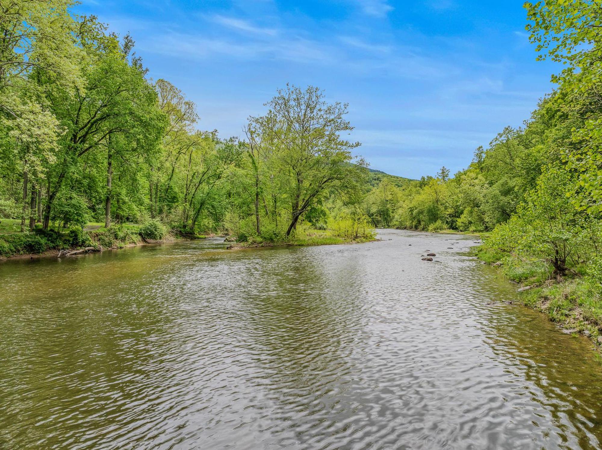River Walk Cottage - Hot Tub - Pet Friendly - Swing - Screen Porch - River Access - Fire Pit - Wifi - Grill - Deck - King Bed Great Cacapon Exterior foto