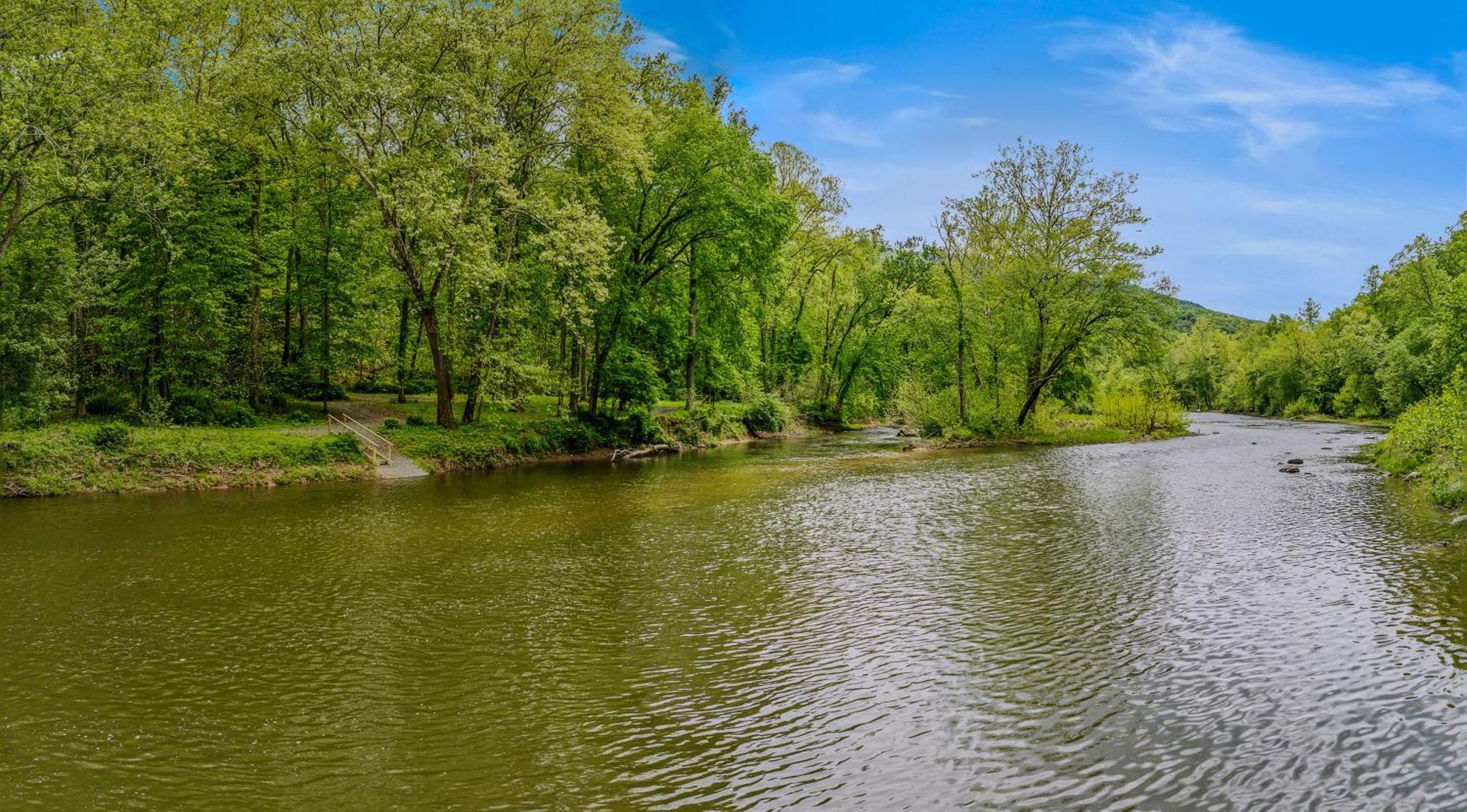 River Walk Cottage - Hot Tub - Pet Friendly - Swing - Screen Porch - River Access - Fire Pit - Wifi - Grill - Deck - King Bed Great Cacapon Exterior foto