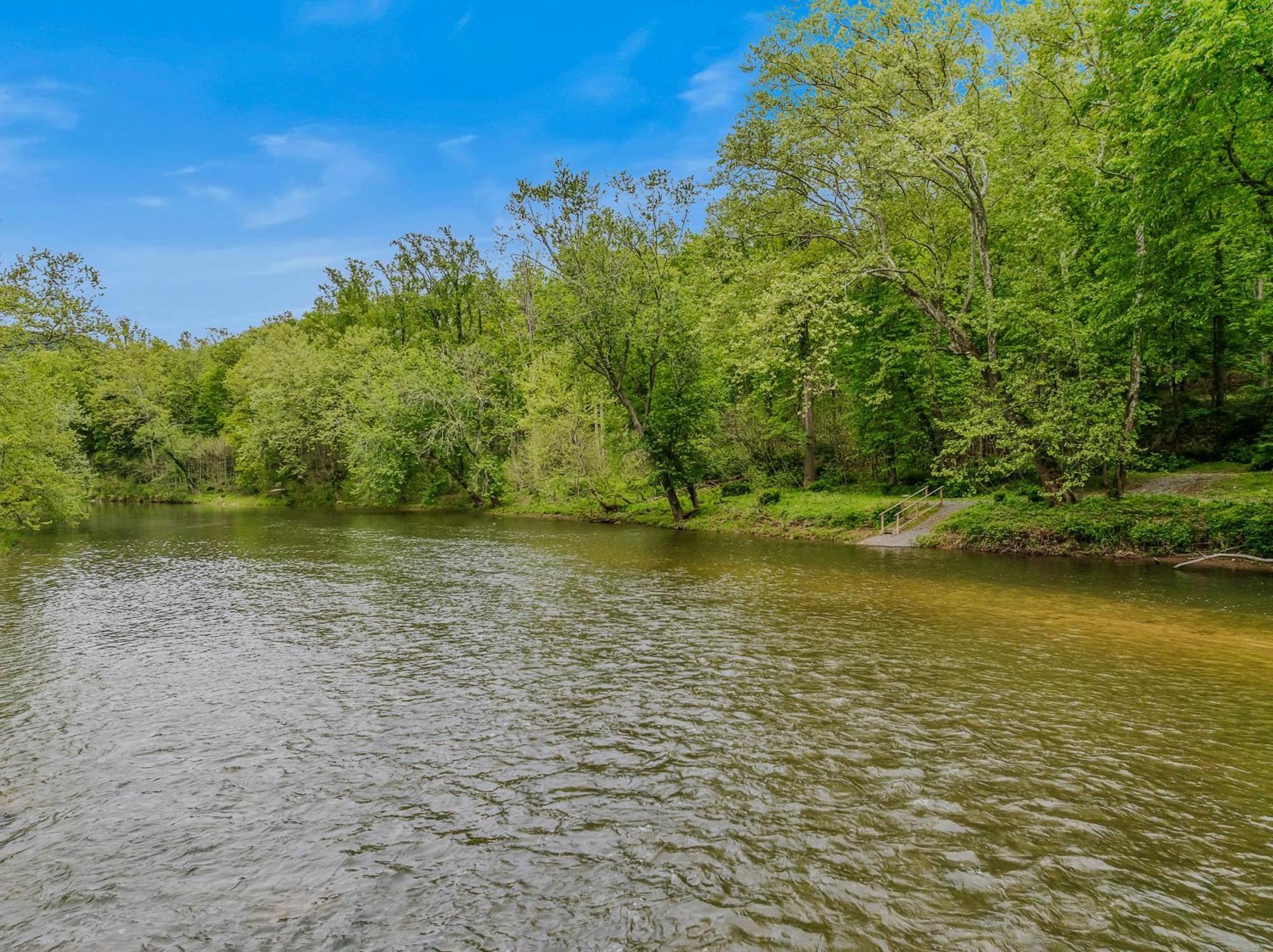 River Walk Cottage - Hot Tub - Pet Friendly - Swing - Screen Porch - River Access - Fire Pit - Wifi - Grill - Deck - King Bed Great Cacapon Exterior foto