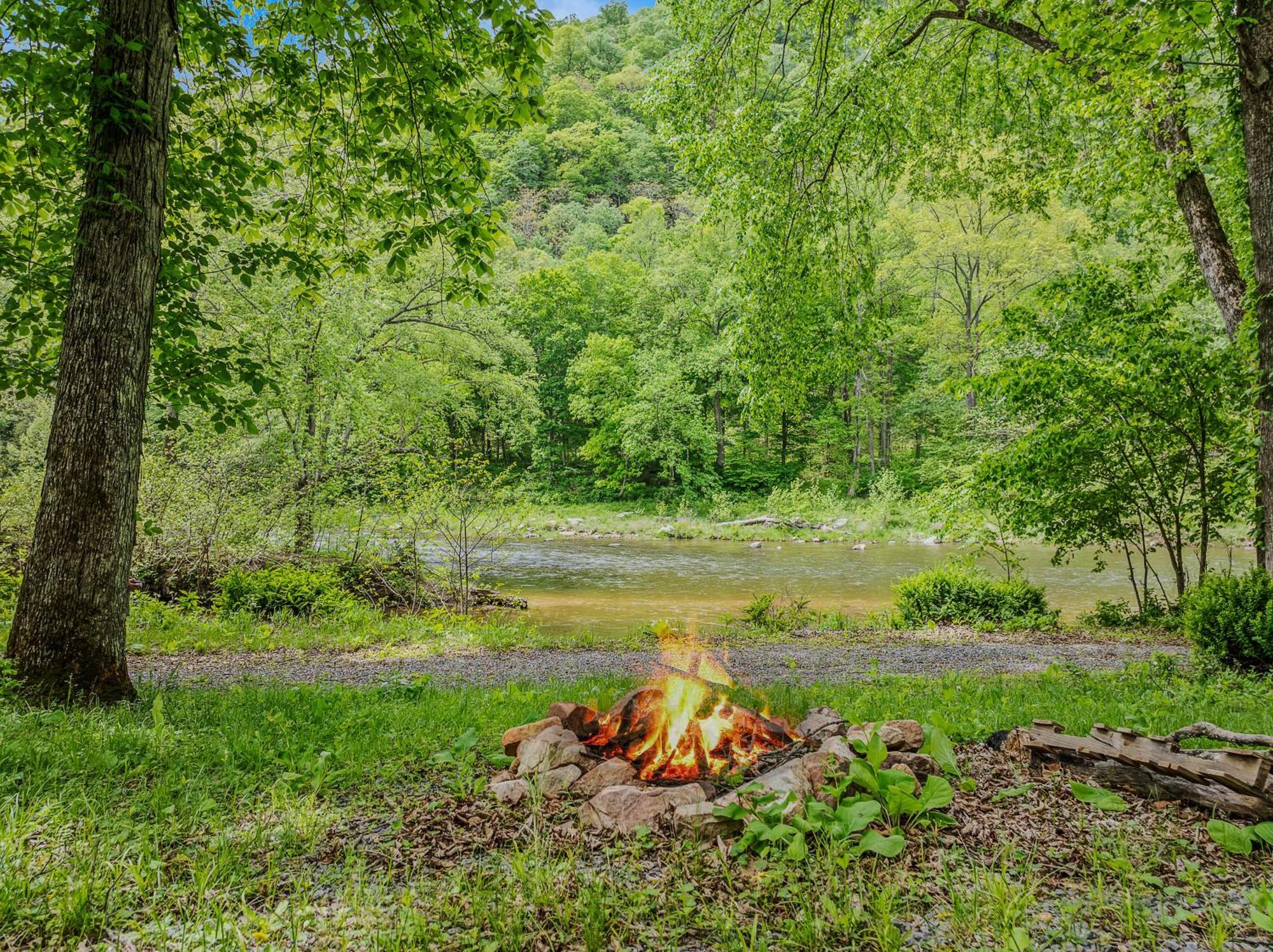 River Walk Cottage - Hot Tub - Pet Friendly - Swing - Screen Porch - River Access - Fire Pit - Wifi - Grill - Deck - King Bed Great Cacapon Exterior foto